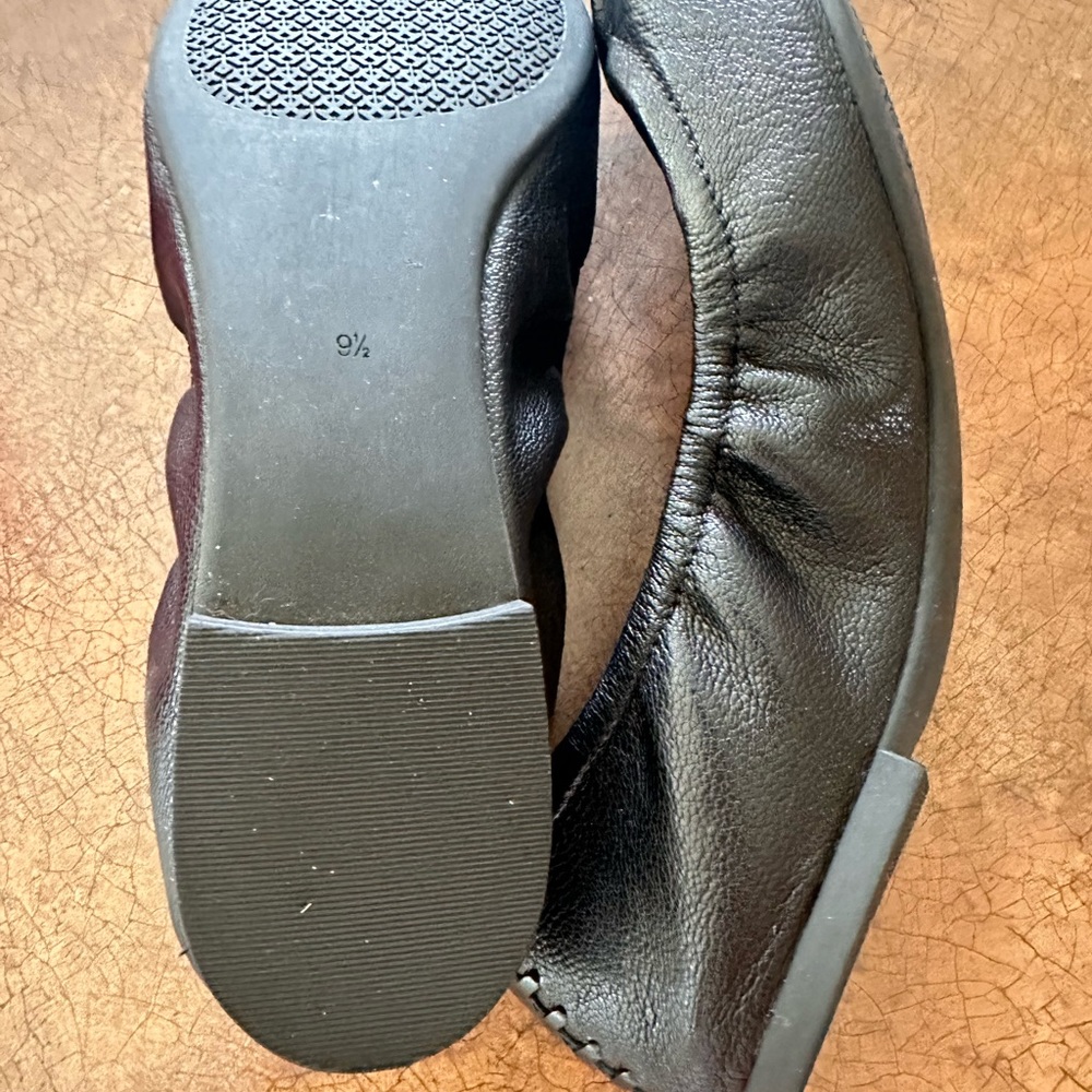 Tory Burch ballets flat shoes.